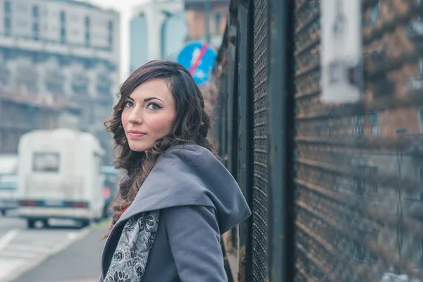 Hermosa chica posando en un contexto urbano — Foto de Stock