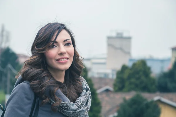 Bella ragazza in posa in un contesto urbano — Foto Stock