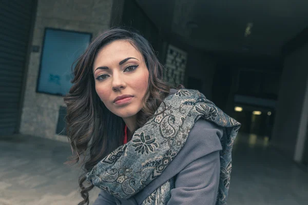 Beautiful girl posing in an urban context — Stock Photo, Image