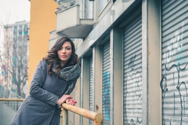 Bella ragazza in posa in un contesto urbano — Foto Stock