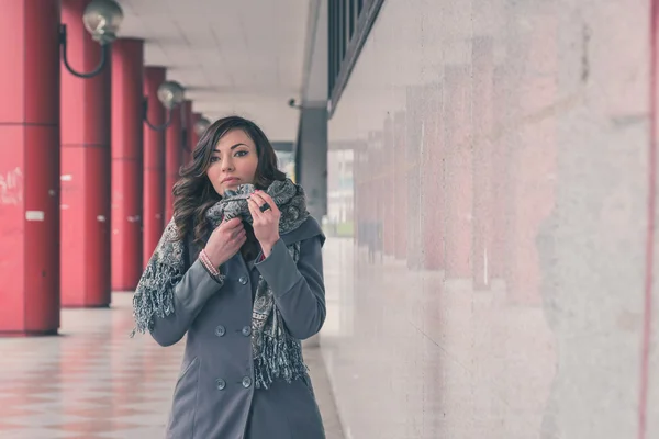 Beautiful girl posing in an urban context — Stock Photo, Image