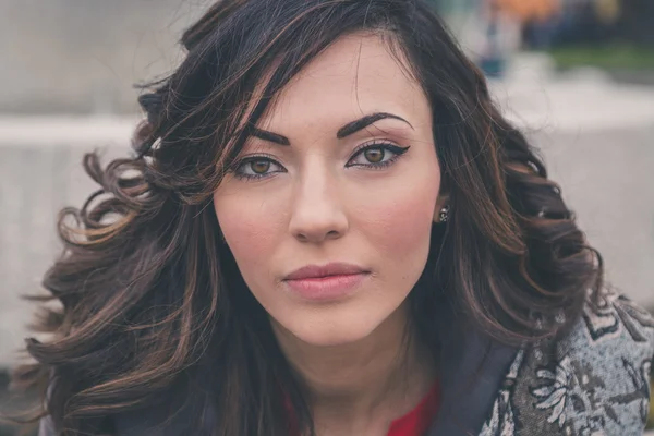 Beautiful girl posing in an urban context — Stock Photo, Image