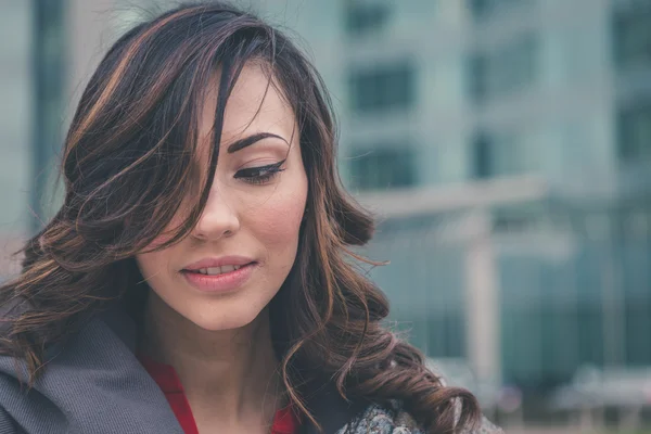 Beautiful girl posing in an urban context — Stock Photo, Image