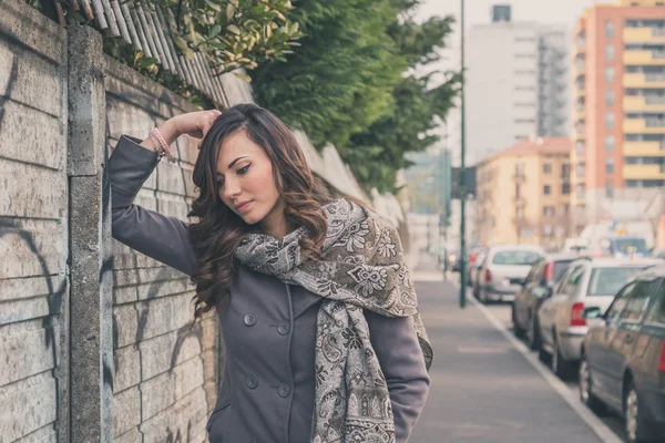 Hermosa chica posando en un contexto urbano — Foto de Stock