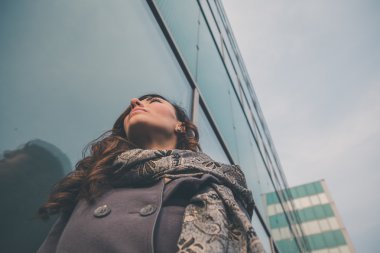 Güzel kız bir kentsel bağlamda poz