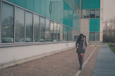 Güzel kız bir kentsel bağlamda poz