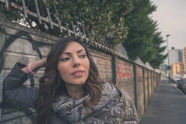 Güzel kız bir kentsel bağlamda poz