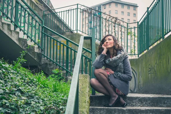 Bella ragazza in posa in un contesto urbano — Foto Stock