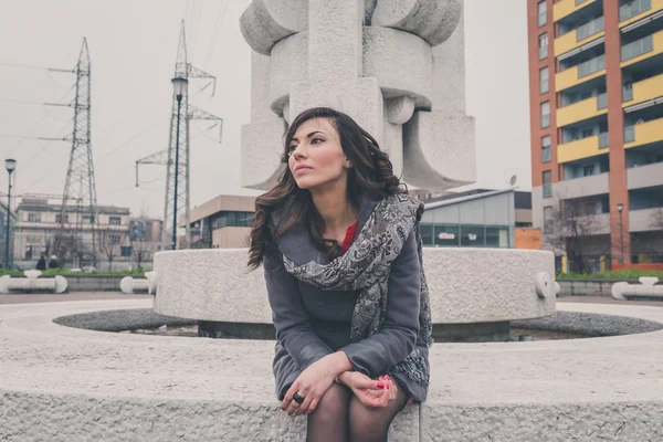 Beautiful girl posing in an urban context — Stock Photo, Image