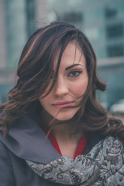 Beautiful girl posing in an urban context — Stock Photo, Image