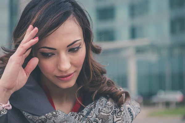 Bella ragazza in posa in un contesto urbano — Foto Stock