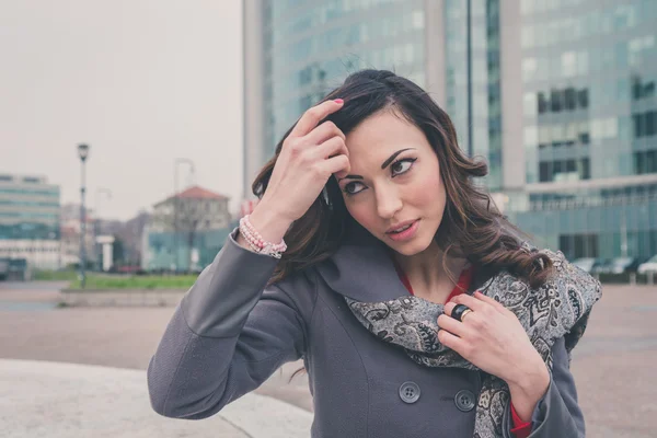 Beautiful girl posing in an urban context — Stock Photo, Image