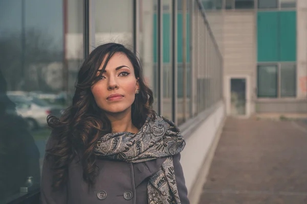 Beautiful girl posing in an urban context — Stock Photo, Image