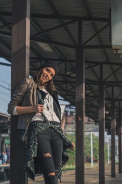 Bir metro istasyonu poz güzel kız