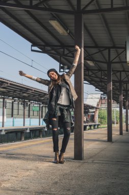 Bir metro istasyonu poz güzel kız