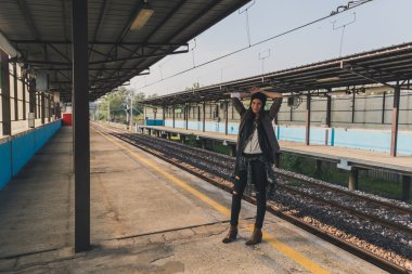 Bir metro istasyonu poz güzel kız