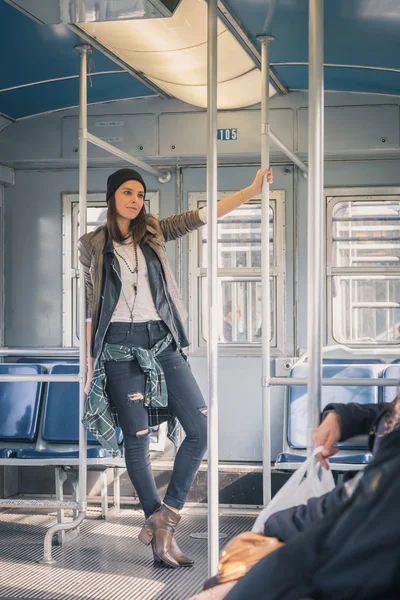 Chica bonita posando en un coche de metro — Foto de Stock