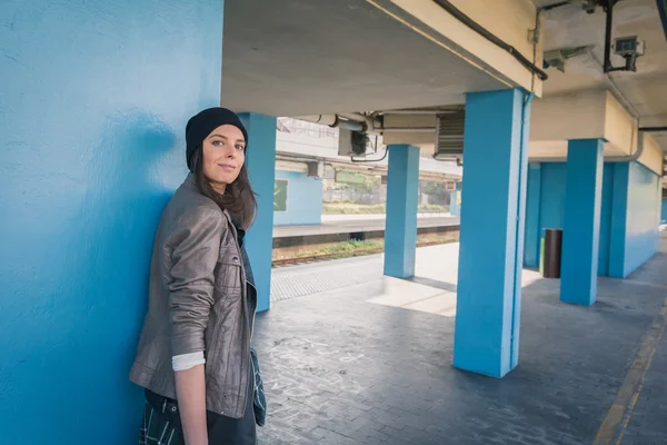 Chica bonita posando en una estación de metro — Foto de Stock