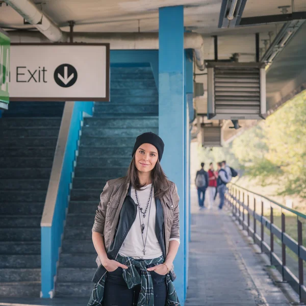 Söt flicka poserar i en tunnelbanestation — Stockfoto