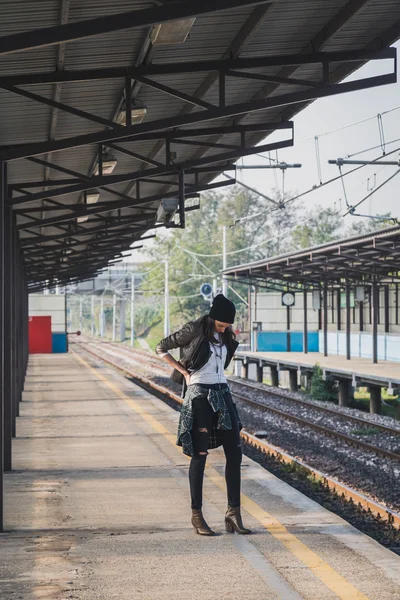 Menina bonita posando em uma estação de metro — Fotografia de Stock