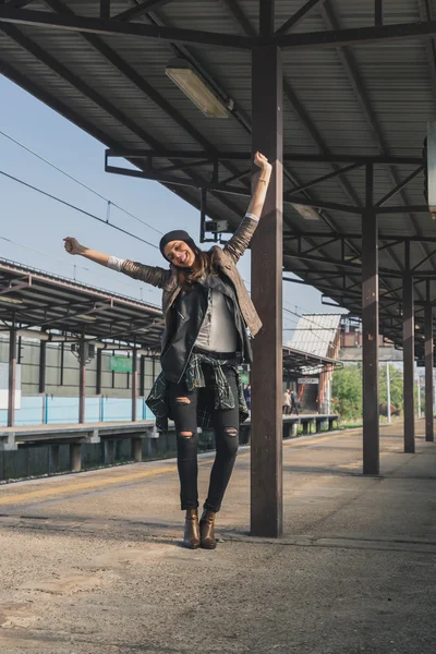 Pen jente som poserer på en metrostasjon – stockfoto