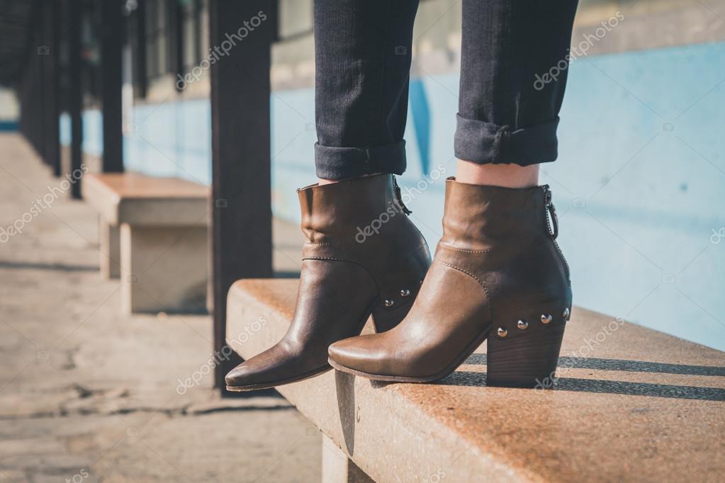 Mujer con botas fotos de stock, imágenes Mujer botas | Depositphotos