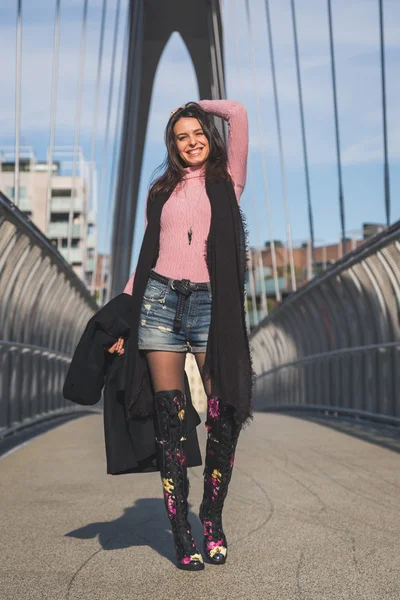 Hermosa joven morena posando en un puente —  Fotos de Stock