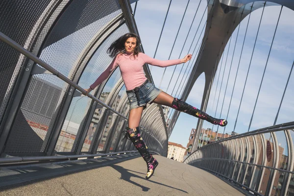 Красива молода брюнетка стрибає на мосту — стокове фото