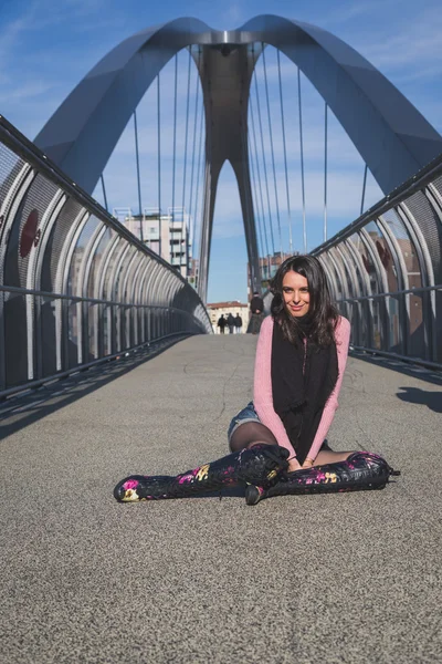 Bella giovane bruna in posa su un ponte — Foto Stock