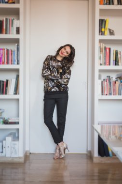 Oturma odasında poz güzel genç esmer