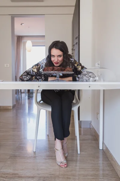 Mooie jonge brunette poseren met brownies — Stockfoto