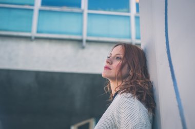 Güzel kız şehir sokaklarda poz