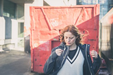 Güzel kız şehir sokaklarda poz