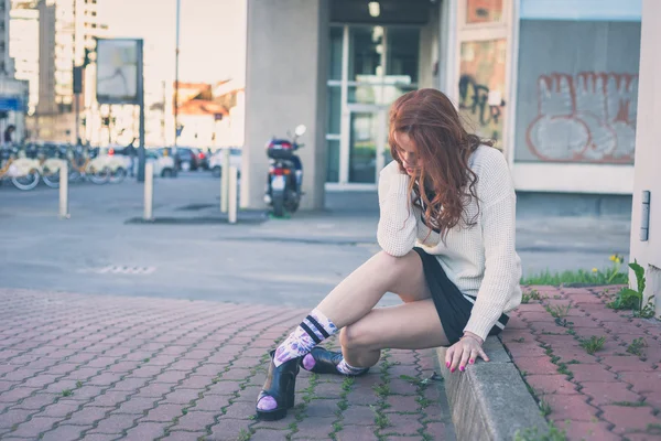 Belle fille posant dans les rues de la ville — Photo