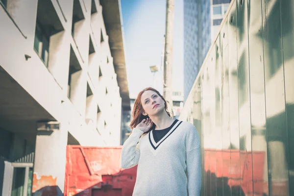 Beautiful girl posing in the city streets — Stock Photo, Image