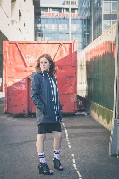 Beautiful girl posing in the city streets — Stock Photo, Image