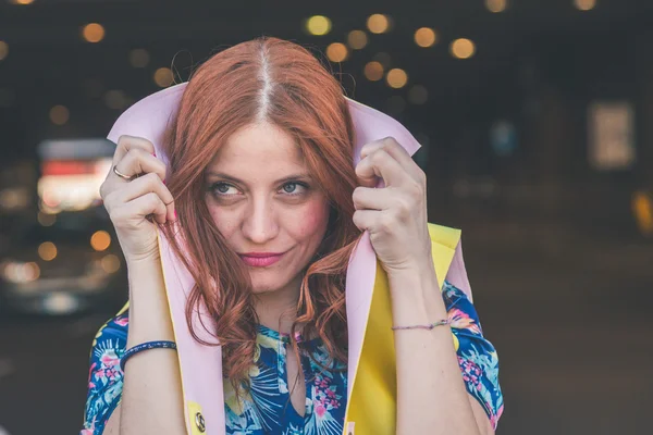 Bella ragazza in posa nelle strade della città — Foto Stock