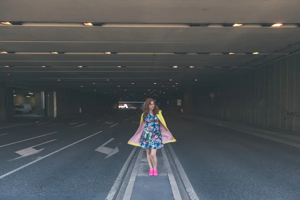 Belle fille posant dans les rues de la ville — Photo