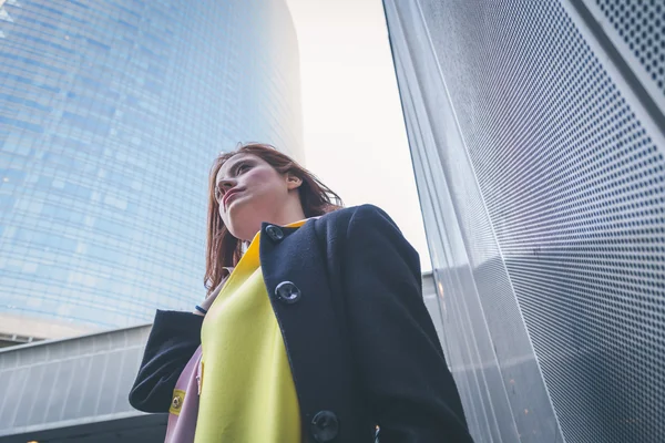 Bella ragazza in posa nelle strade della città — Foto Stock