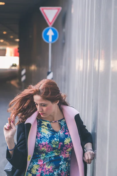 Bella ragazza in posa nelle strade della città — Foto Stock