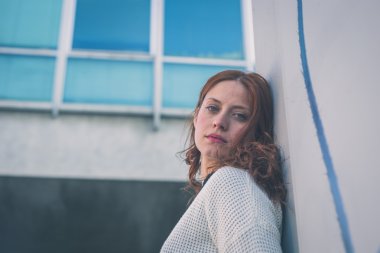 Güzel kız şehir sokaklarda poz