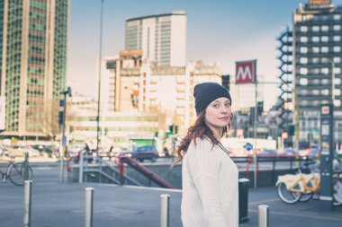 Güzel kız şehir sokaklarda poz
