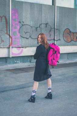 Güzel kız şehir sokaklarda poz