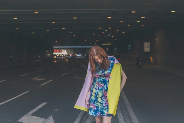 Beautiful girl posing in the city streets — Stock Photo, Image