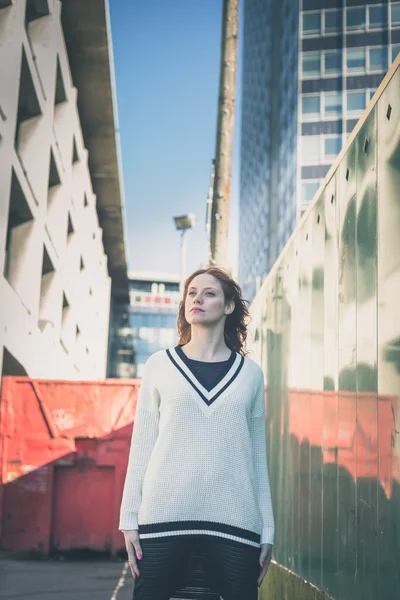 Beautiful girl posing in the city streets — Stock Photo, Image