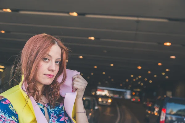 Bella ragazza in posa nelle strade della città — Foto Stock