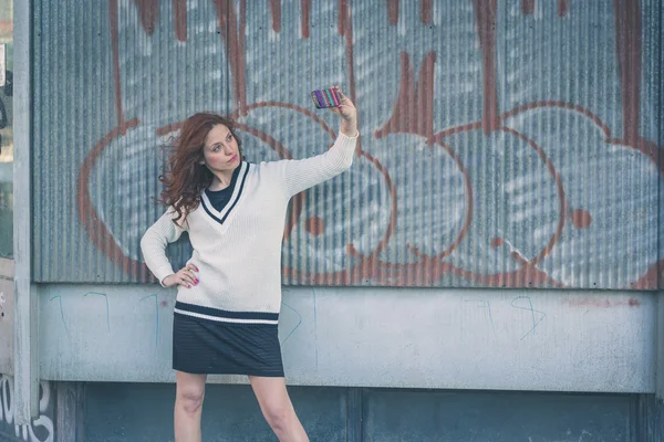 Krásná dívka s selfie v městském kontextu — Stock fotografie