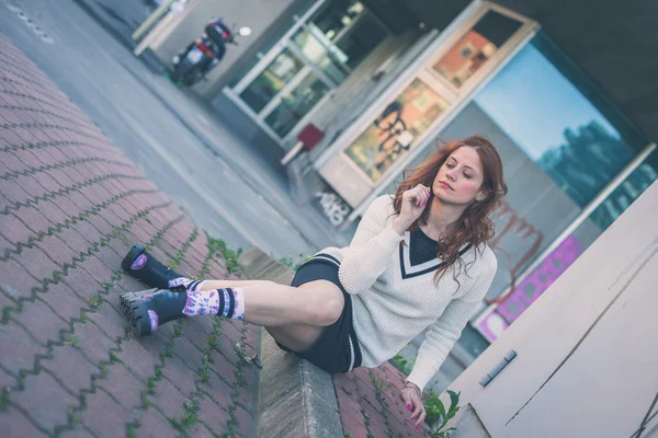 Mooi meisje poseren in de straten van de stad — Stockfoto