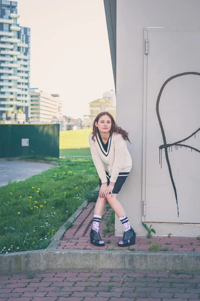 Bella ragazza in posa nelle strade della città — Foto Stock