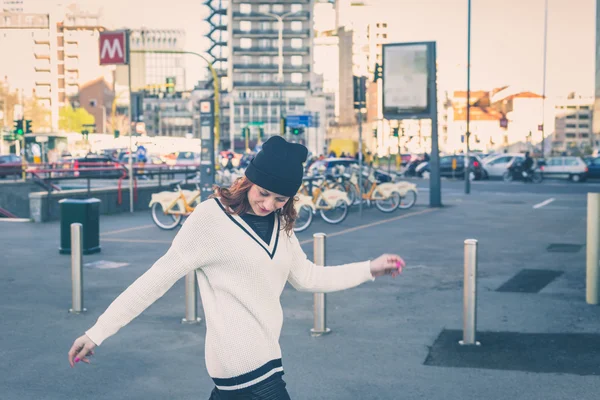 Bella ragazza in posa nelle strade della città — Foto Stock